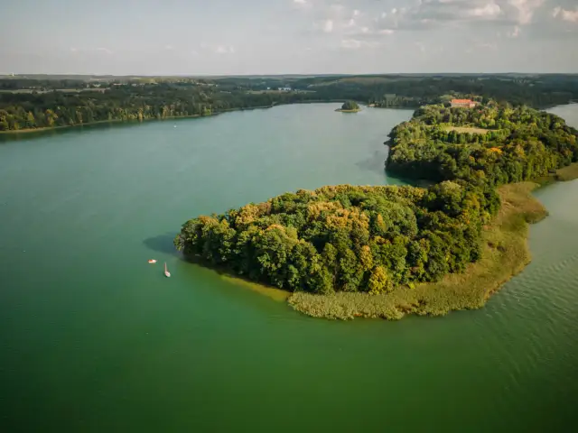 Najlepsze atrakcje nad jeziorem Czos, które musisz poznać