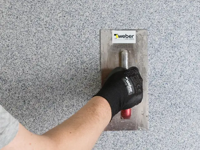 Jak położyć tynk mozaikowy na ścianę i uniknąć najczęstszych błędów