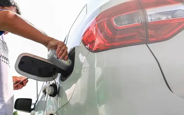 Dodatki do benzyny czy warto? Odkryj ich prawdziwe efekty i korzyści