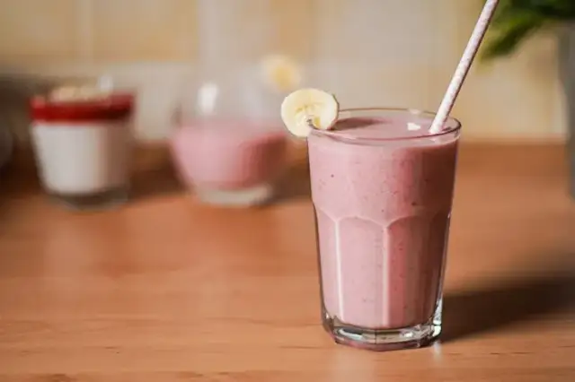 Prosty przepis na domowy jogurt owocowy – zdrowy i smaczny w kilka kroków