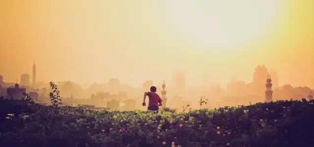 Jakie czynniki wywołują naturalne zanieczyszczenia atmosfery i ich skutki