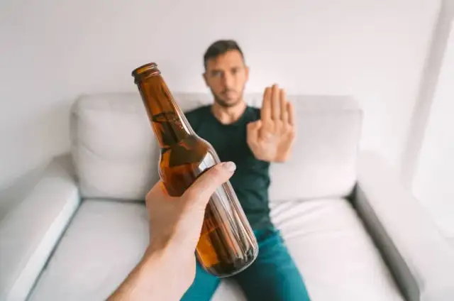 Detoks alkoholowy ma sens? Poznaj jego skutki i ograniczenia w leczeniu