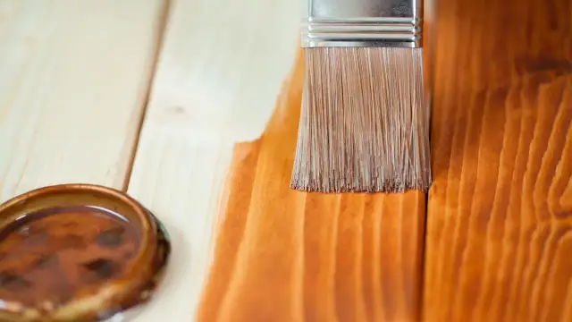 Czym malować lakierobejcą? Skuteczne techniki i narzędzia malarskie