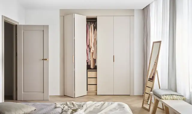 Jak urządzić salon z szafą, aby zyskać więcej przestrzeni i stylu