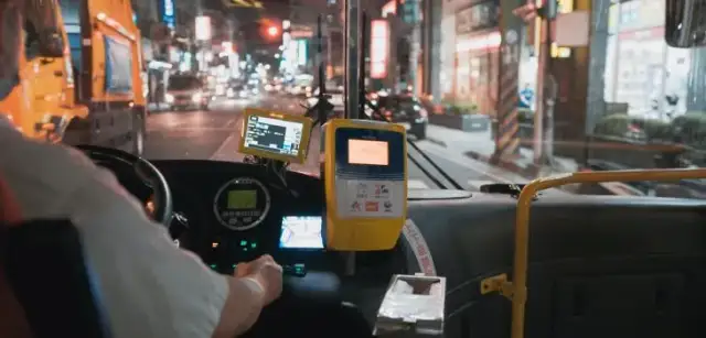 Ile zarabia kierowca autokaru? Zaskakujące fakty o pensjach w branży