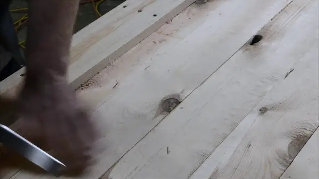 Jak zrobić drzwi z desek do szopy - proste kroki i porady, które zdziałają cuda