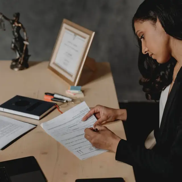 Gdzie pracuje prawnik? Odkryj różnorodność miejsc zatrudnienia