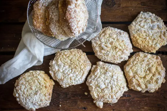 Ile kalorii ma drożdżówka z kruszonką? Poznaj dokładną wartość