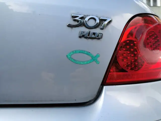 Co oznacza znak ryby na samochodzie i dlaczego jest tak ważny?