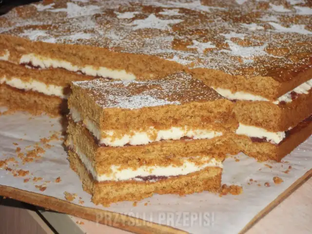 Pyszny przepis na ciasto z masą grysikową, który zachwyci każdego smakosza