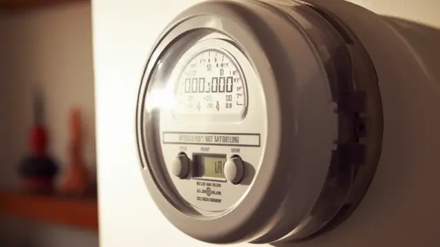 Średnie zużycie prądu miesięcznie: Jak obliczyć?