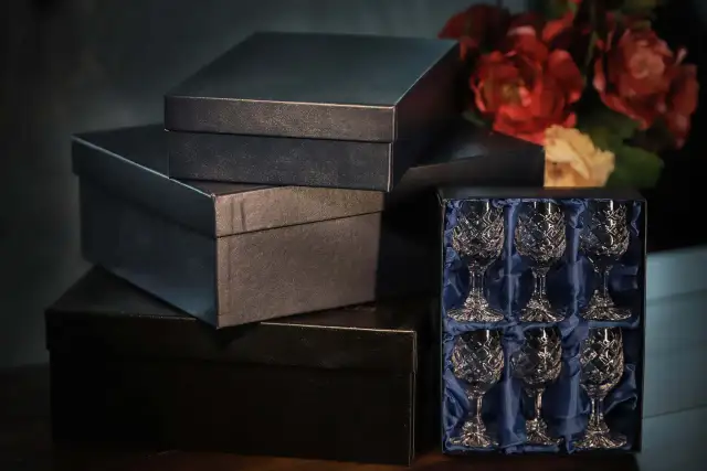 Jak zapakować kieliszki na prezent, by zachwycić obdarowanego i uniknąć uszkodzeń
