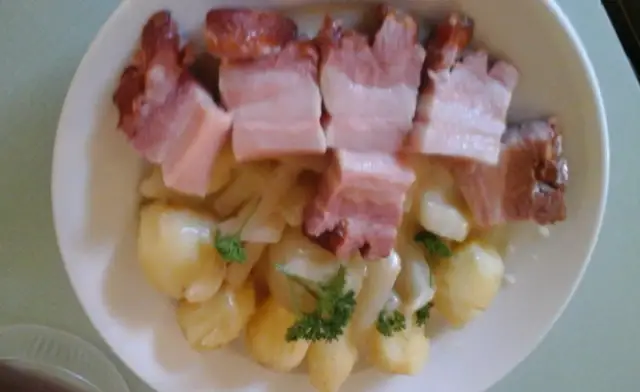 Wie lange muss geräucherter Schweinebauch kochen, um perfekt zu werden?