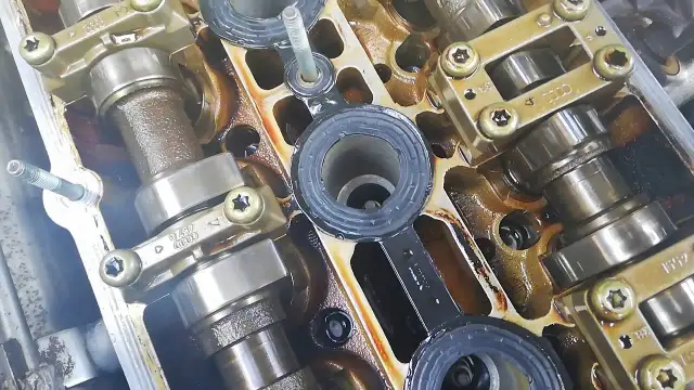 Jak wybrać silikon pod uszczelki pokrywy zaworów, aby uniknąć wycieków?