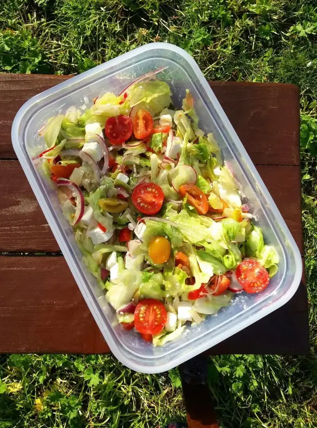 Najlepsze sałatki do grilla, które pokochasz. Proste i pyszne przepisy na letnie menu