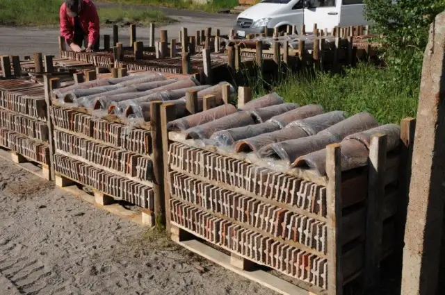 Ile dachówek na palecie? Kluczowe informacje o rodzajach i pokryciu.