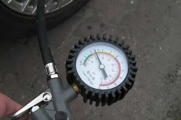 Jak napompować opony na stacji i uniknąć problemów z ciśnieniem