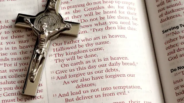 Jak odpędzić zły urok modlitwa – skuteczne metody ochrony duchowej