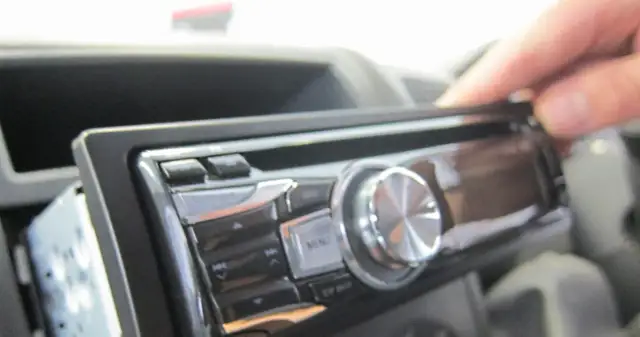 Jak uruchomić radio samochodowe bez kodu? Proste metody na pomoc w problemie