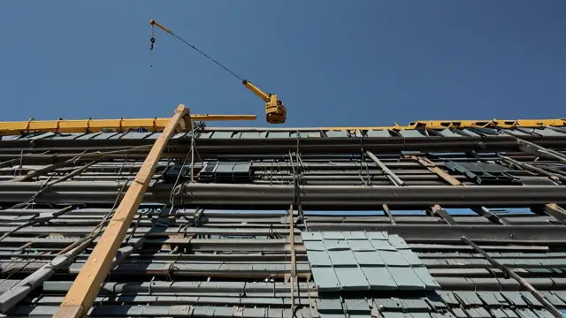 Winda dekarska: zakup, wynajem i jak usprawnić prace dekarskie?