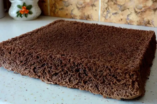 Niezawodny biszkopt czekoladowy na dużą blachę, który zawsze wychodzi
