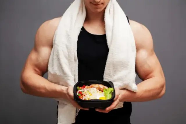 Co jeść po treningu siłowym, aby uniknąć błędów i przyspieszyć regenerację mięśni