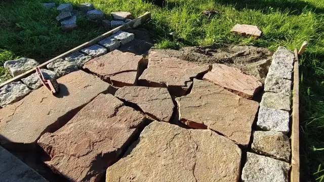 Jak układać chodnik z kamienia łupanego bez zbędnych błędów