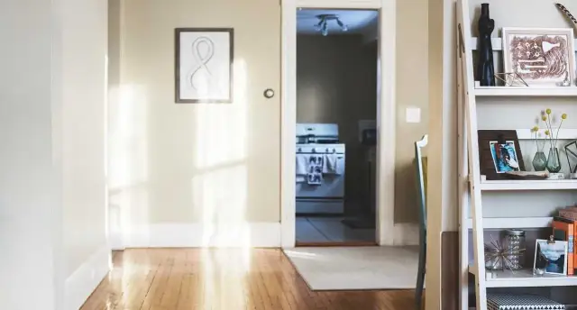 Co pierw wstawiać panele czy futryny? Kluczowe wskazówki montażowe