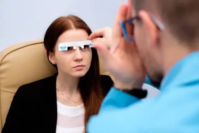Czy na badanie wzroku przyjść w soczewkach? Co musisz wiedzieć
