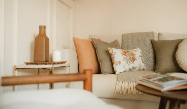 Nowoczesne poduszki do salonu – jak wybrać idealne dekoracje?