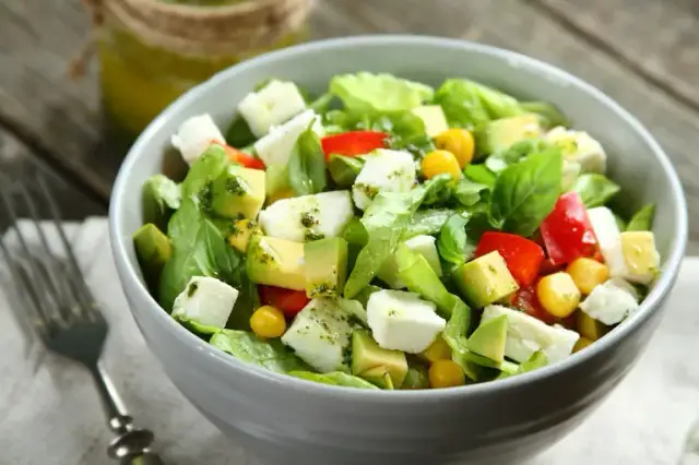 Jak zrobić sałatkę warzywną - łatwy przepis na pyszną i zdrową sałatkę