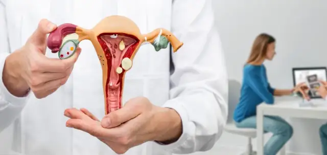 Ile oczyszcza się macica po porodzie? Poznaj kluczowe informacje