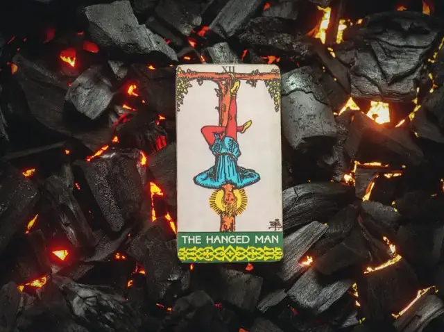 Co oznacza wisielec w tarocie? Zrozumienie jego głębokiej symboliki