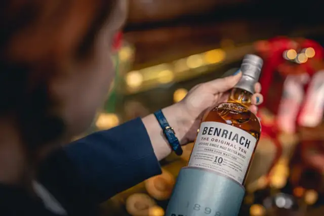 Duża whisky na prezent: Inspirujący wybór dla koneserów