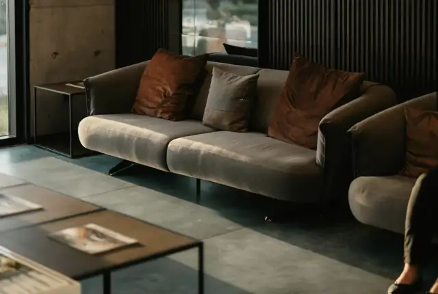 Nowoczesne narożniki i wersalki z Lublina – jakie modele sprawdzą się w małych mieszkaniach?