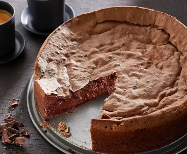 Ile piec ciasto czekoladowe, aby było idealnie wilgotne?