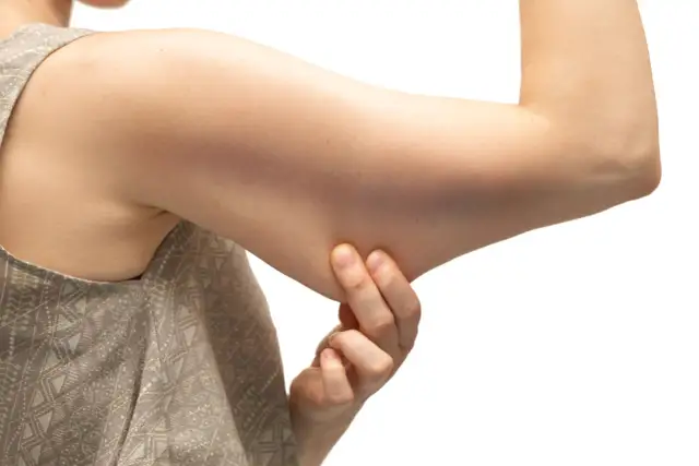 Jakie ćwiczenia na pelikany skutecznie wzmocnią tricepsy i ujędrnią skórę