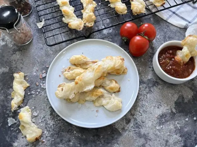 Pyszne przepisy na ciasto francuskie z kozim serem, które zachwycą