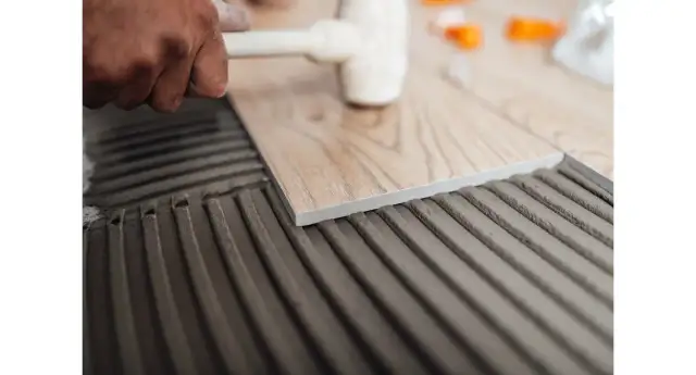 Jaką fugę do płytek drewnopodobnych wybrać, aby uniknąć błędów?