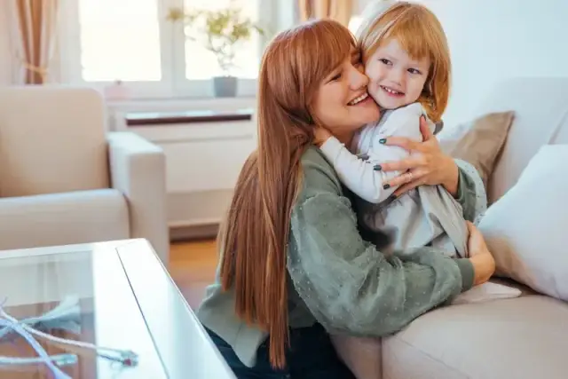 Czy samotna matka może adoptować dziecko? Poznaj fakty i prawa