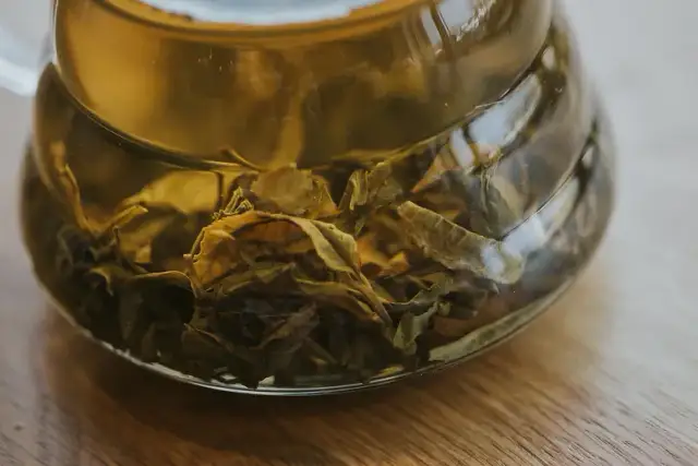 Jaka herbata na oczy? Odkryj skuteczne sposoby na opuchliznę i zmęczenie