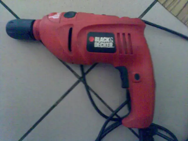 Jak zdjąć głowicę z wiertarki Black & Decker bez problemów?