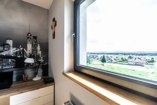 Jak prawidłowo wpuścić parapet w ścianę – unikaj błędów i zrób to sam!