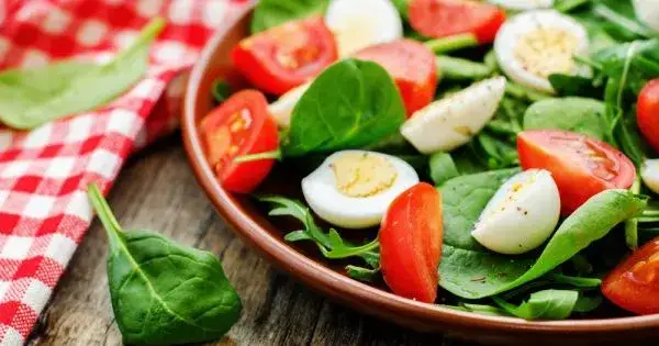 Jak uratować przesoloną sałatkę? Sprawdzone sposoby na ratunek