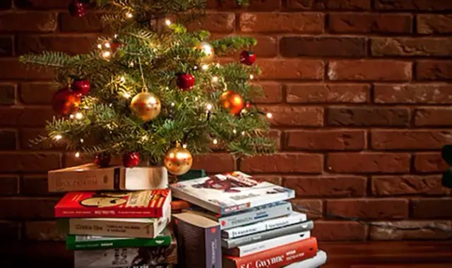 Najlepsze książki pod choinkę: prezenty dla każdego czytelnika
