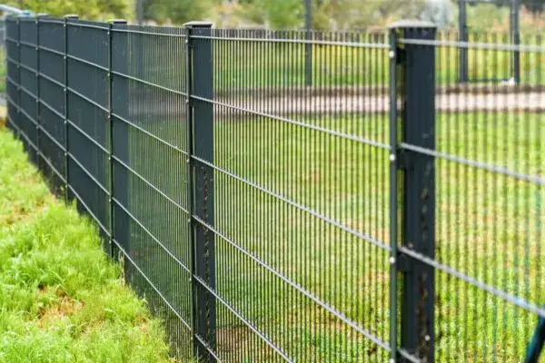 Ogrodzenie panelowe: jak dobrać odległość między słupkami?