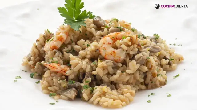 Arroz con setas y gambas congeladas: receta rápida y deliciosa