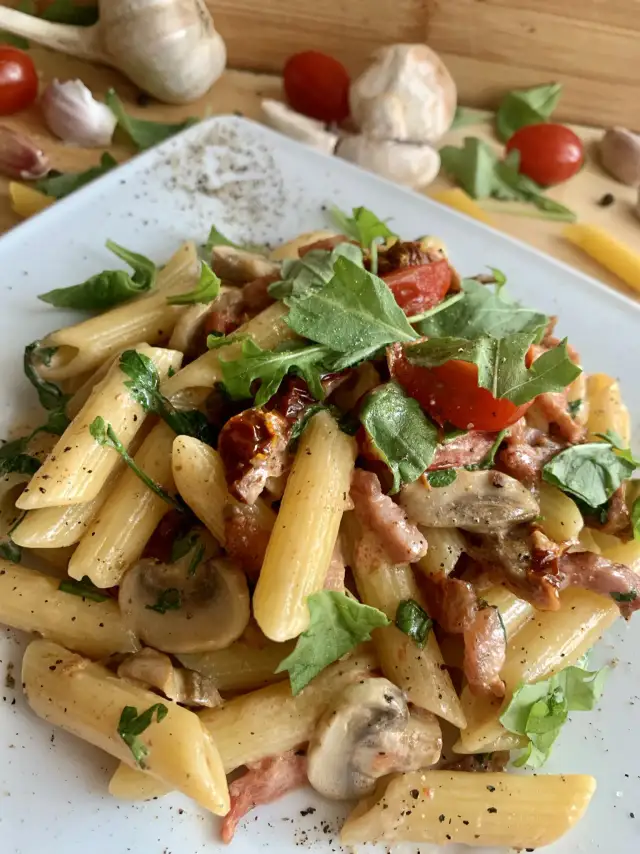 Prosty przepis na makaron penne z boczkiem – smaczne danie w 30 minut