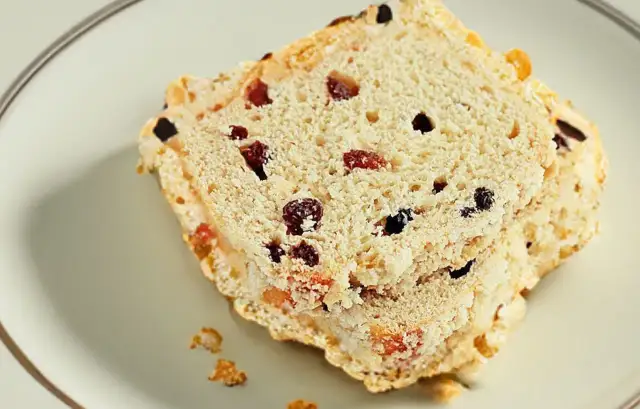 Pyszny przepis na ciasto drożdżowe z rodzynkami, które zachwyci każdego