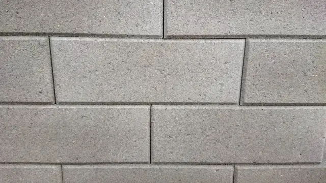 Bloczki betonowe na klej czy zaprawę – którą metodę budowy wybrać dla lepszej trwałości?